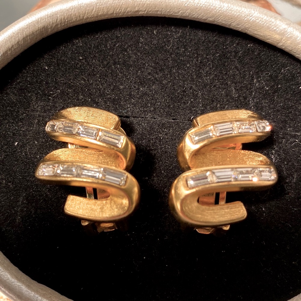 Vintage Alfred Sung 1980s Gold Tone Spiral Design With Faux Baguettes Clip Ons